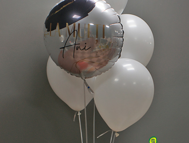 Набор из 4-х белых шаров и Шарик "La multi ani" фольгированный с гелием Фото